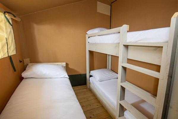 Camping Chateau De Galaure Chateauneuf-de-Galaure 外观 照片