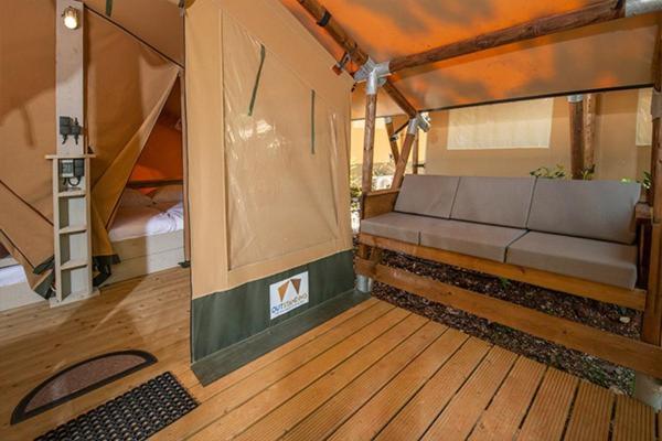 Camping Chateau De Galaure Chateauneuf-de-Galaure 客房 照片
