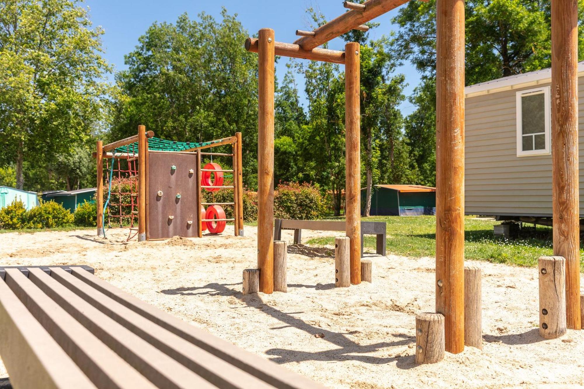 Camping Chateau De Galaure Chateauneuf-de-Galaure 外观 照片